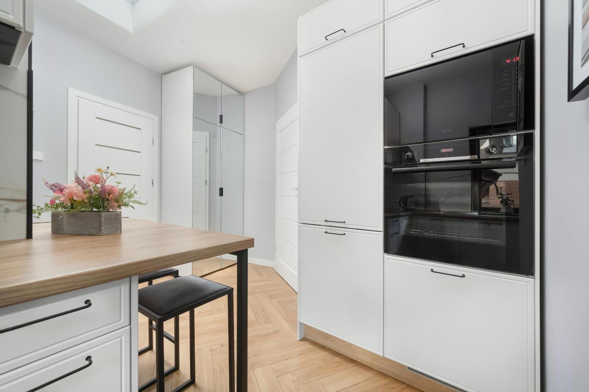 Z 2 Sypialniami I Oddzielna Kuchnia W Centrum Wroclawia Na 4 Pietrze By Renters Apartment